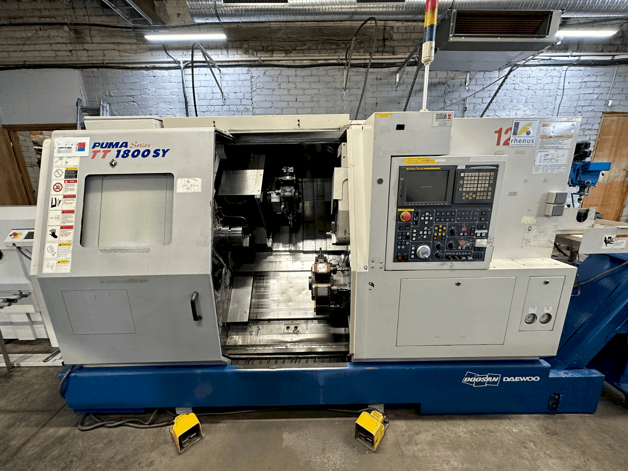 Frontansicht der DOOSAN TT1800SY Maschine