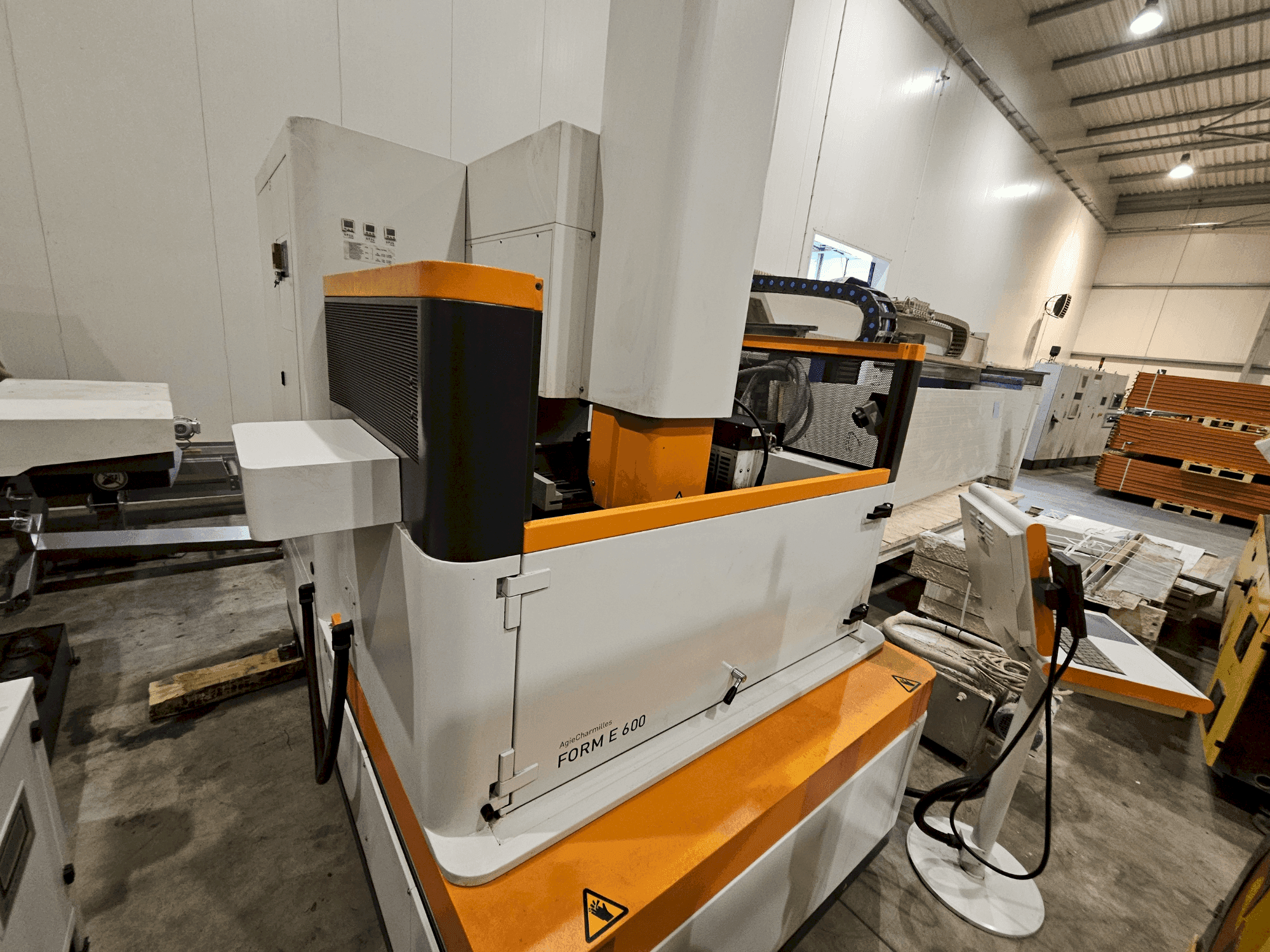 Frontansicht der AgieCharmilles Form E 600  Maschine