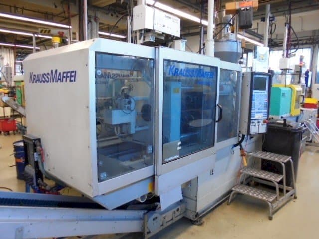 Linke Seitenansicht der Krauss Maffei KM 65-390-C2 Maschine