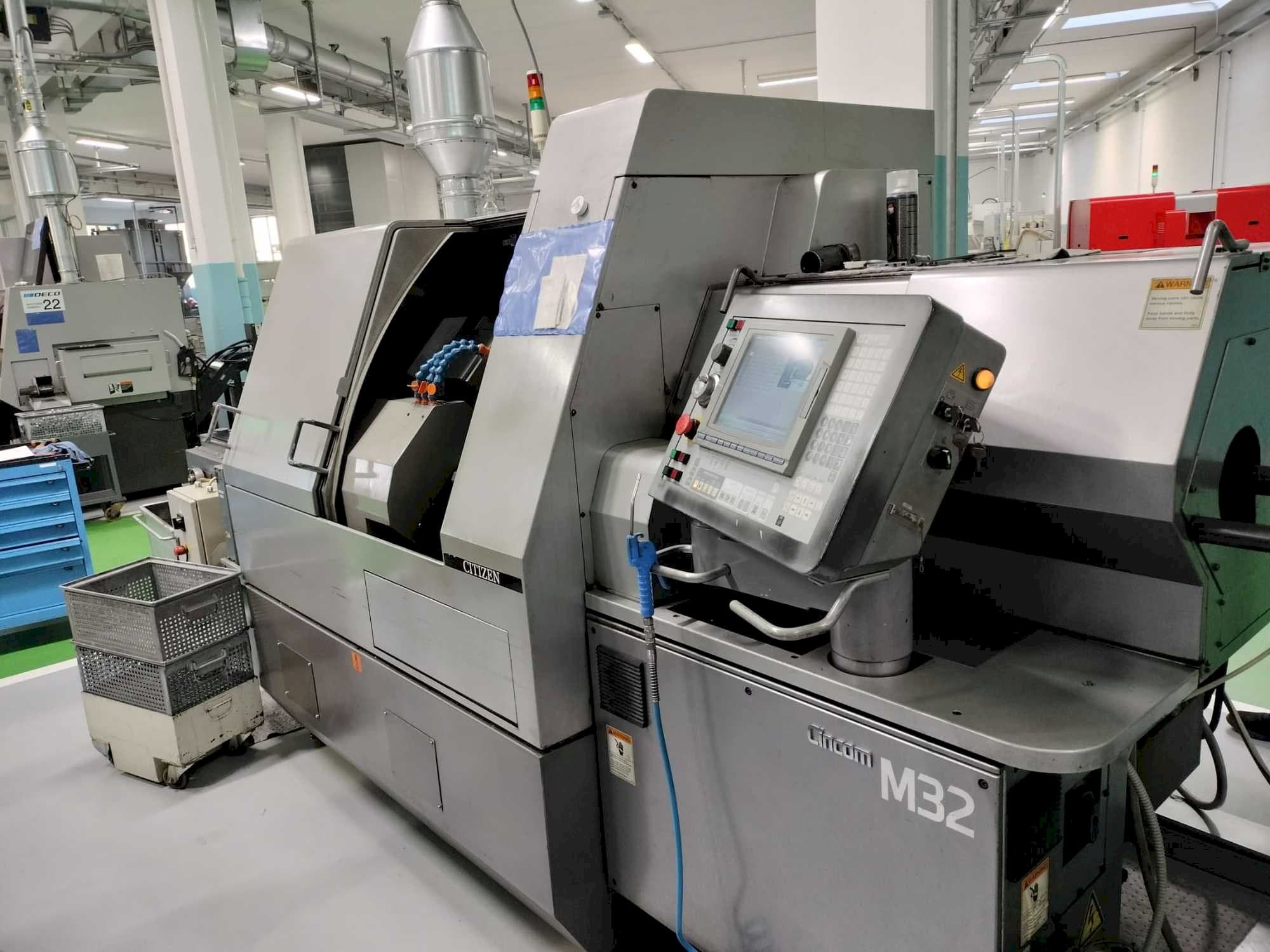 Frontansicht der Citizen CINCOM M32V Maschine