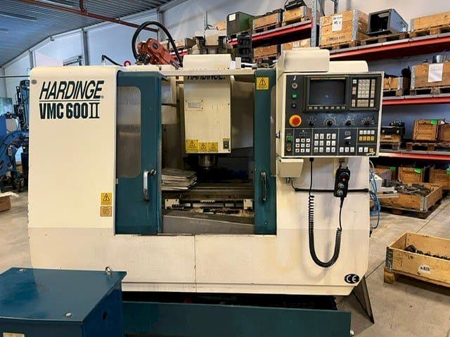 Frontansicht der HARDINGE VMC 600II Maschine