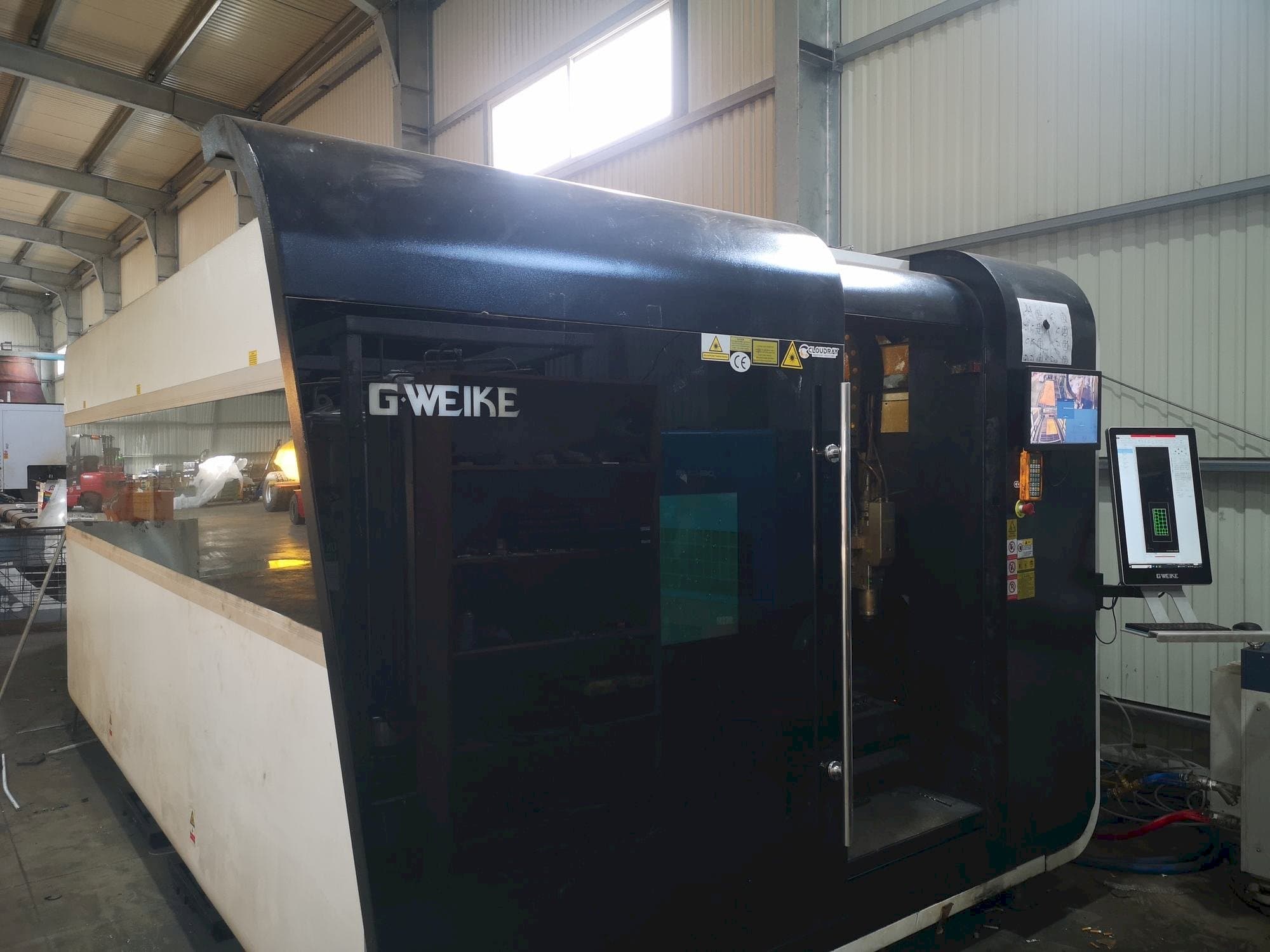 Frontansicht der GWEIKE LF 3015 GA CNC Maschine