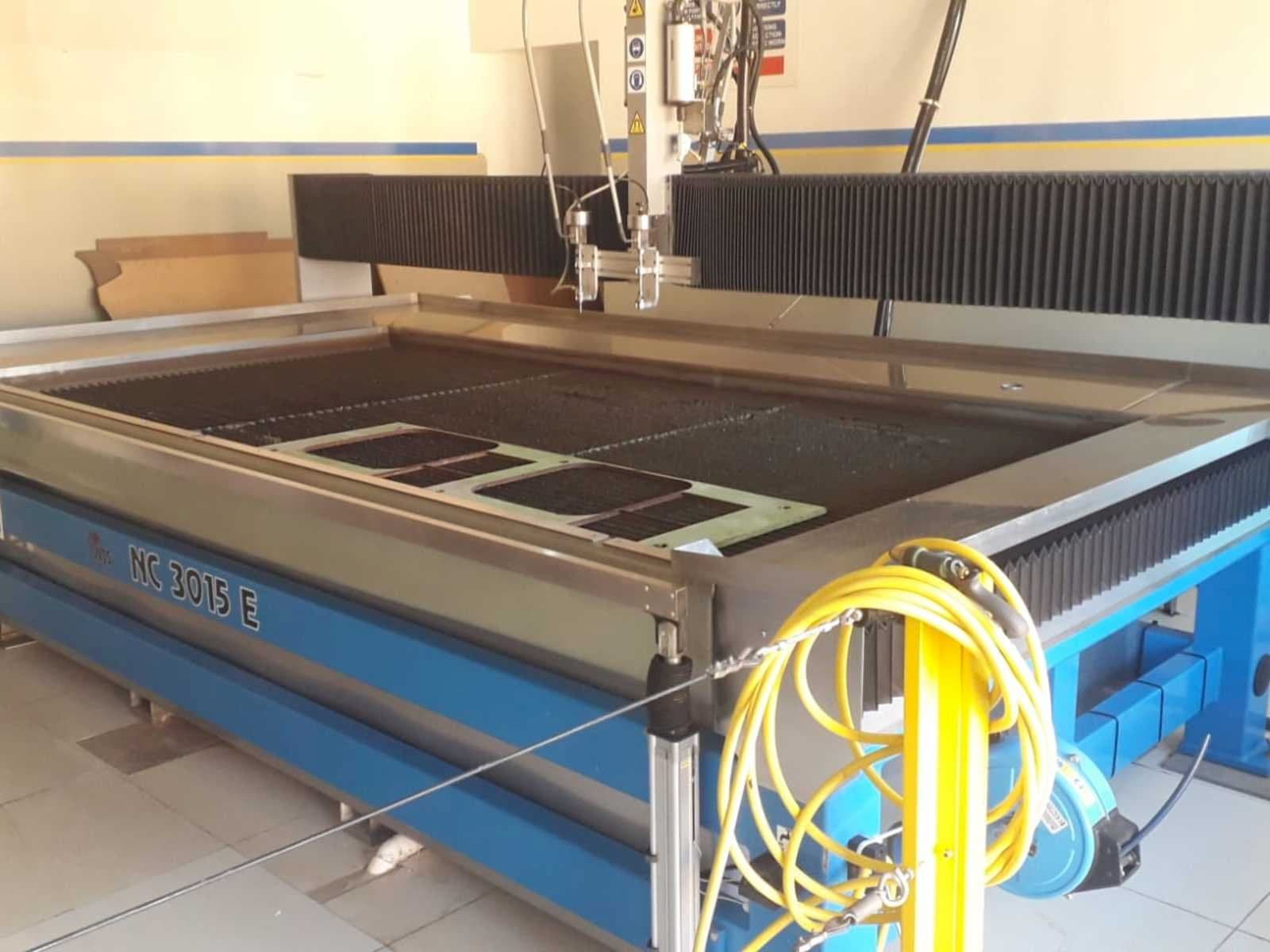 Frontansicht der Waterjet Sweeden NC 3015 e Maschine