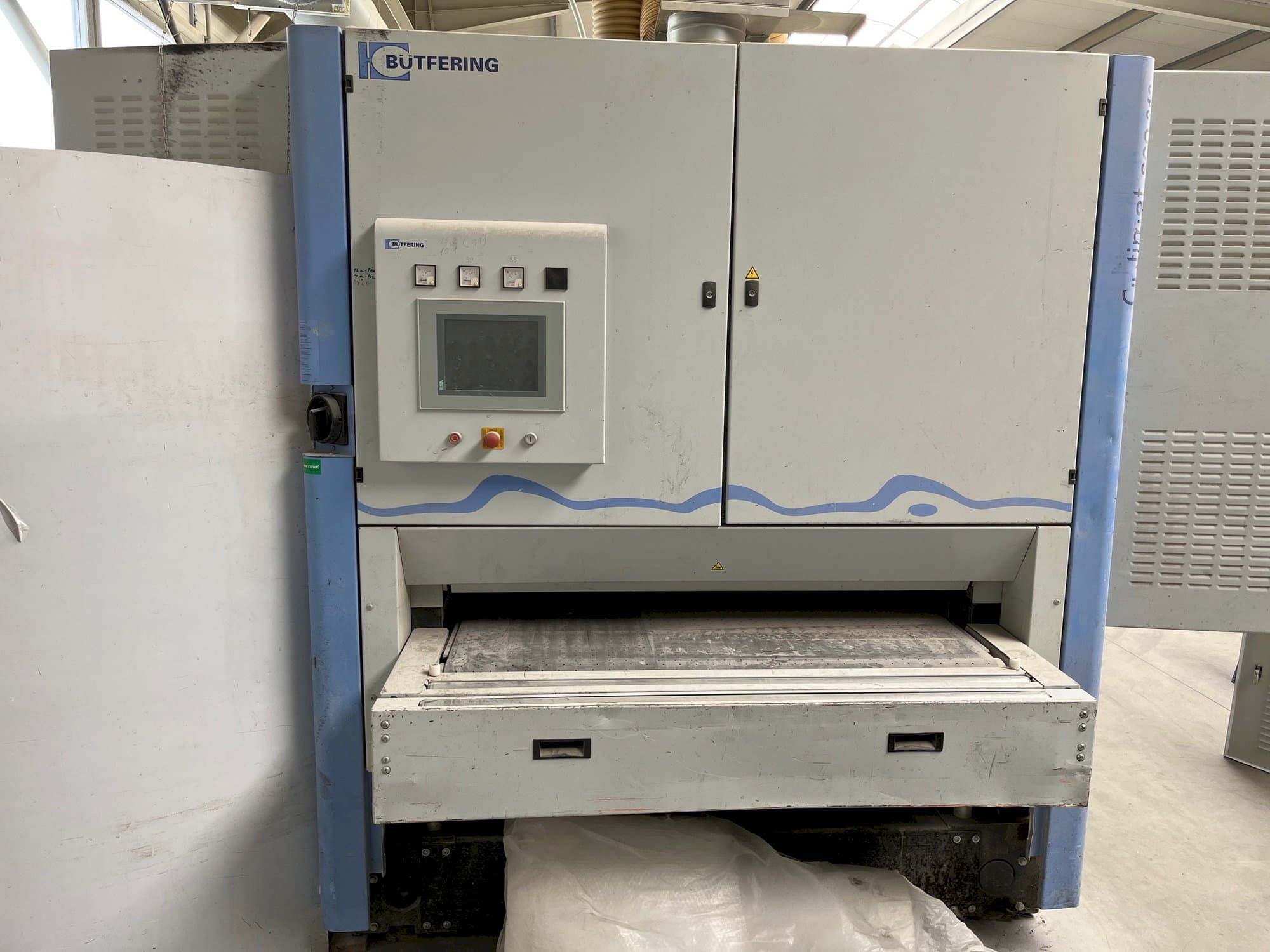 Frontansicht der BUTFERING OPTIMAT SCO313 MRR  Maschine