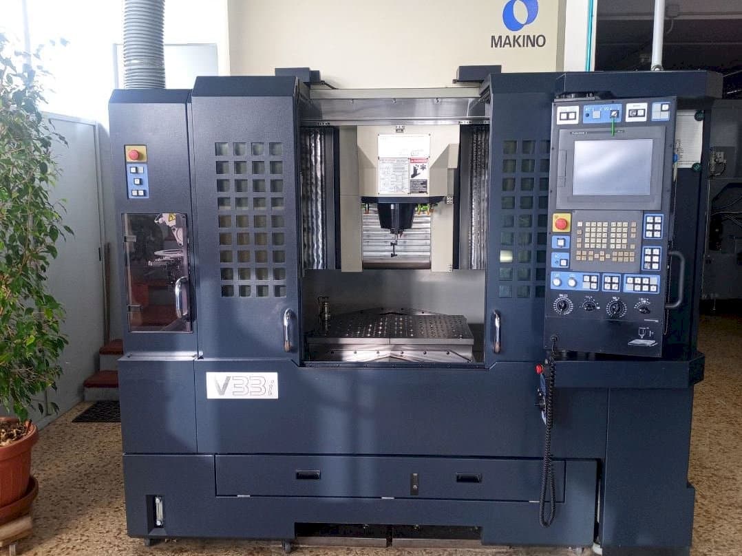 Frontansicht der Makino V33i A15F  Maschine