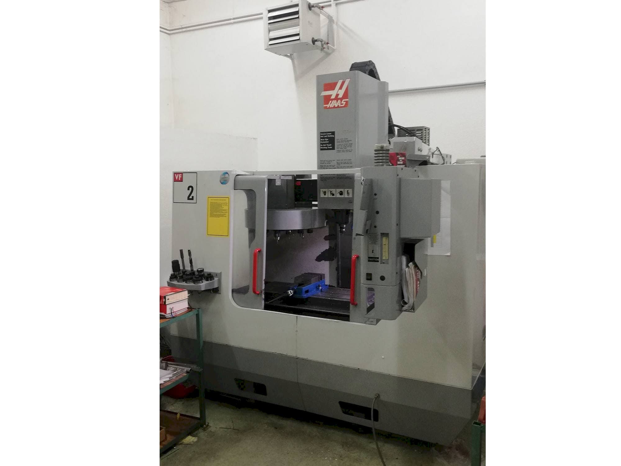 Frontansicht der HAAS VF-2DHE Maschine