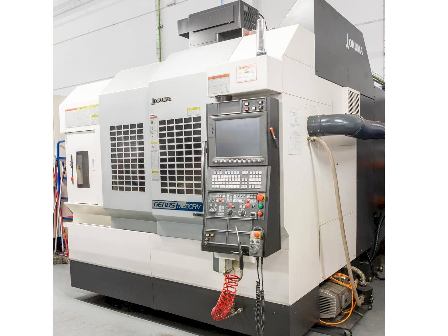 Frontansicht der Okuma Genos M560R-V Maschine