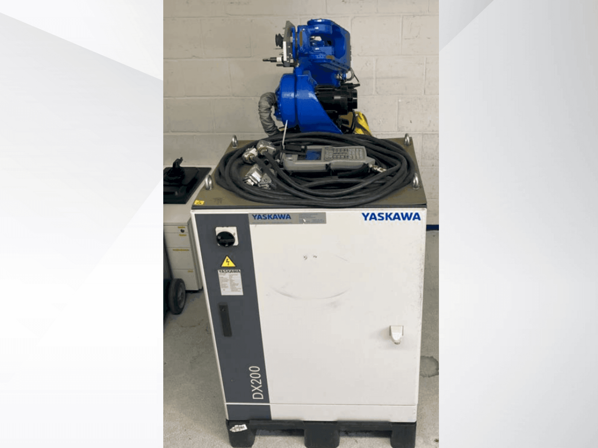 Frontansicht der Yaskawa Motoman YR-MH00024-A00 Maschine