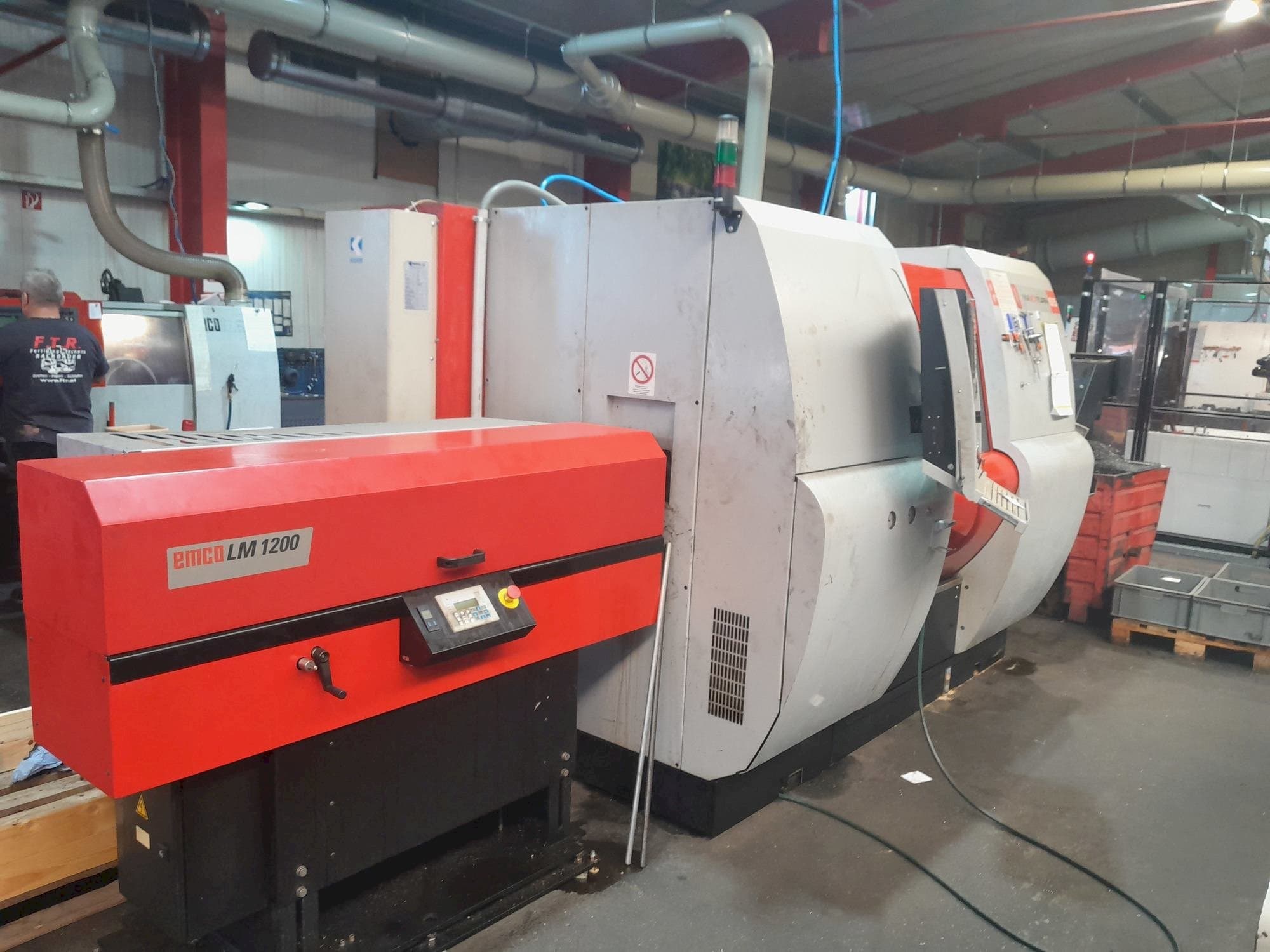 Frontansicht der EMCO MAX Turn 65 Maschine