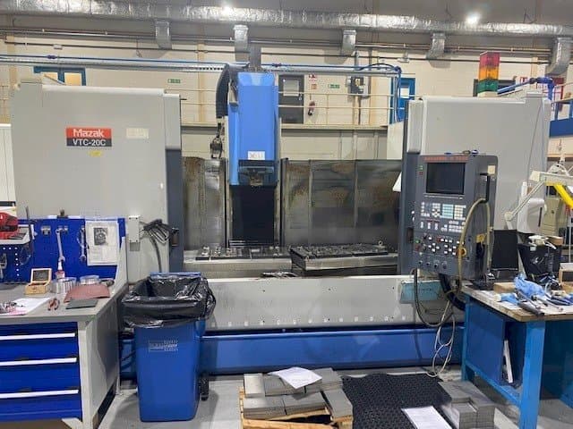 Frontansicht der Mazak VTC-20C Maschine