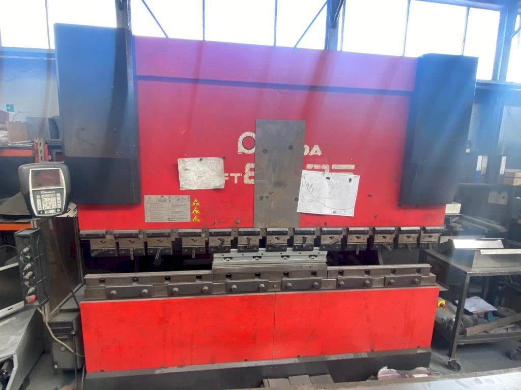 Frontansicht der AMADA HFT 80 25 Maschine