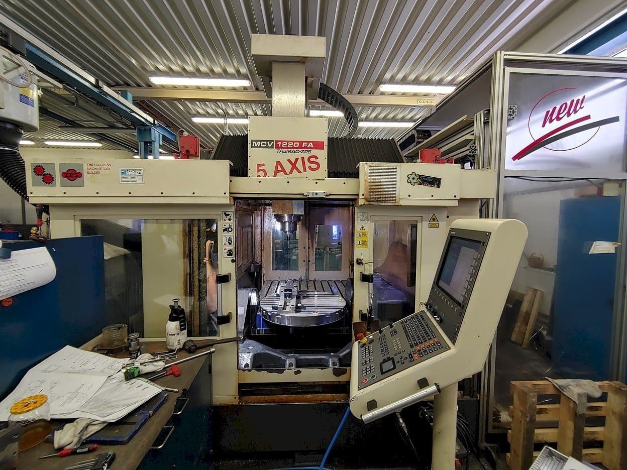 Frontansicht der TAJMAC-ZPS MCV 1220 Maschine