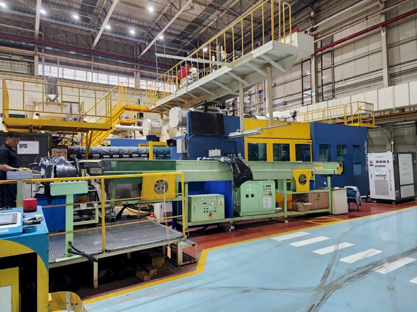 Frontansicht der Krauss Maffei 3200-24500 Maschine