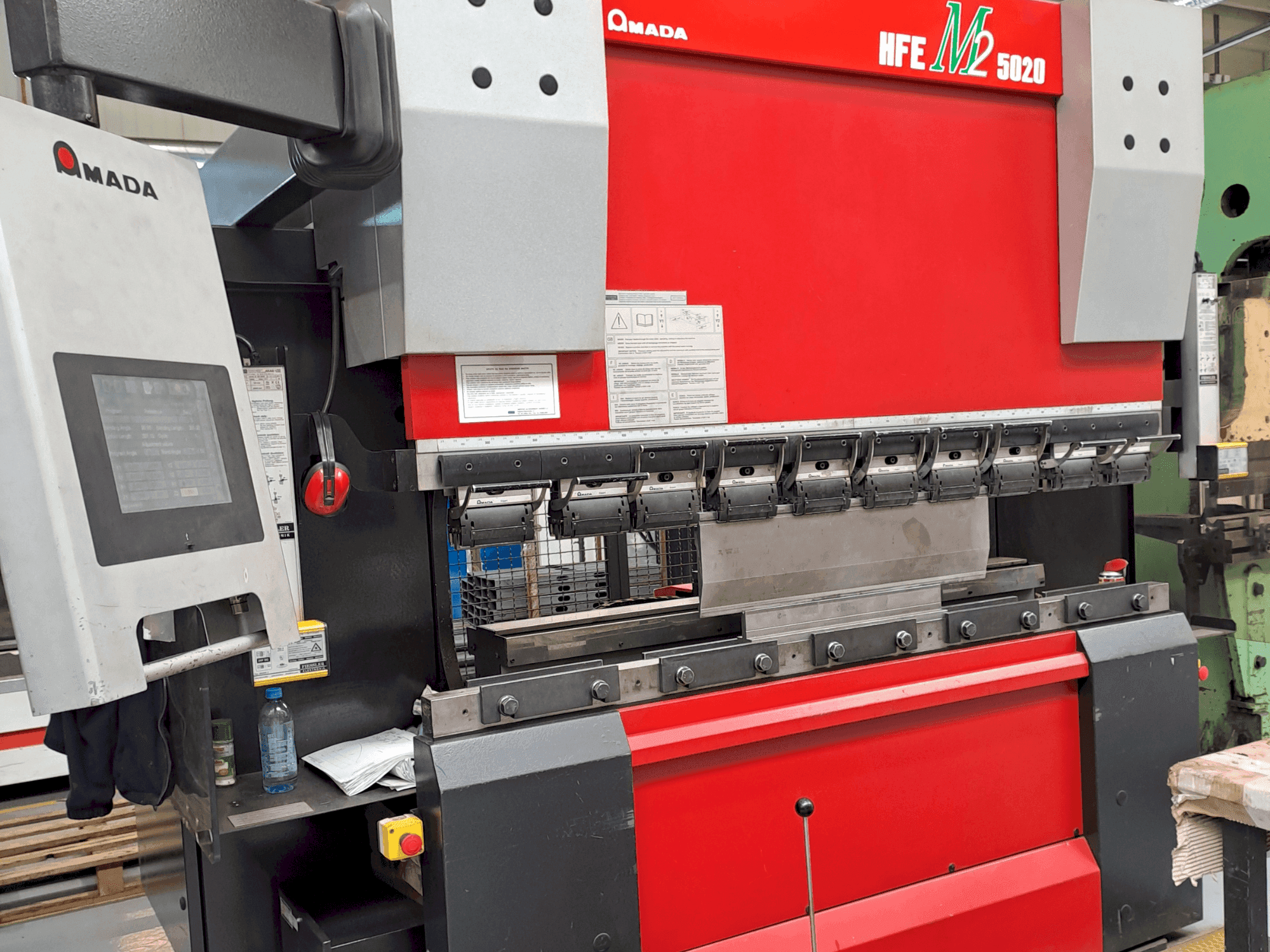 Frontansicht der AMADA HFE M2 5020 Maschine