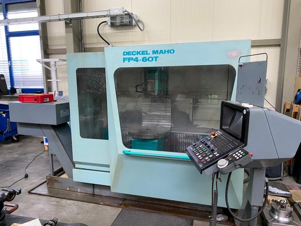 Frontansicht der DECKEL MAHO FP4-60 T Maschine