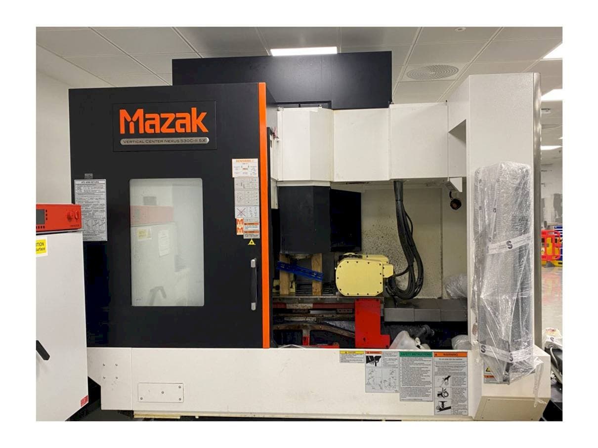 Frontansicht der Mazak Vertical Center Nexus 530C-II 5X Maschine