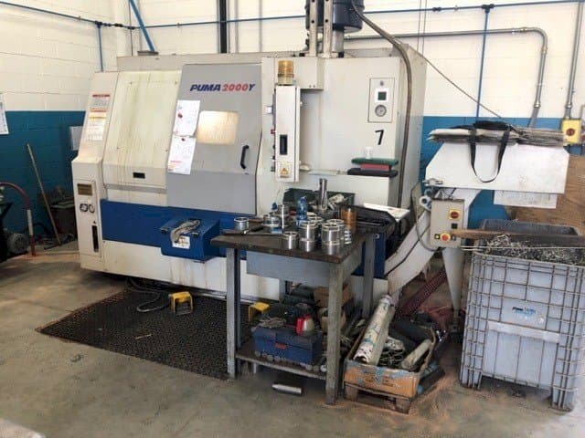 Frontansicht der DAEWOO Puma 2000Y Maschine