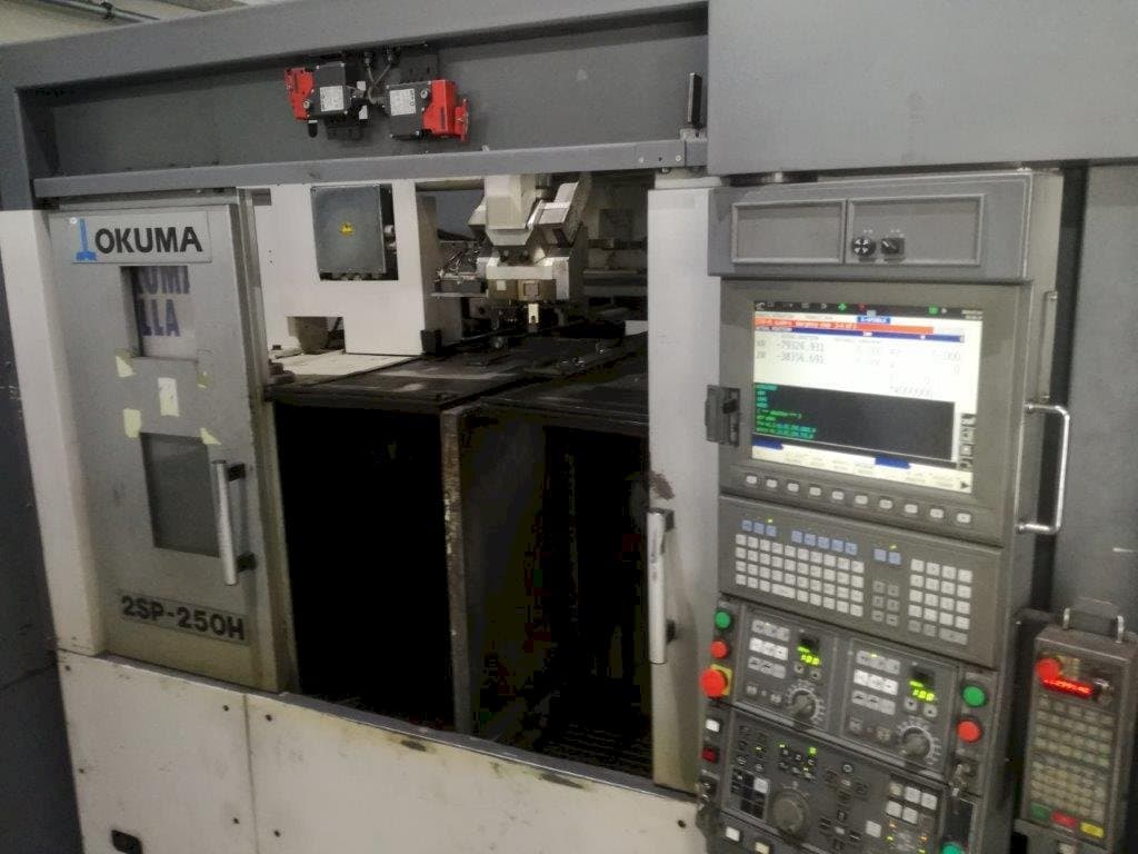 Frontansicht der Okuma 2SP-250H Maschine