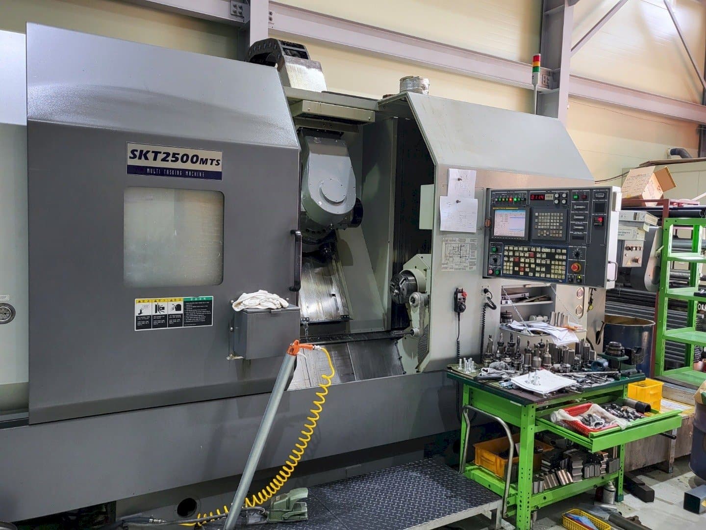Frontansicht der Hyundai Wia SKT2500MTS Maschine