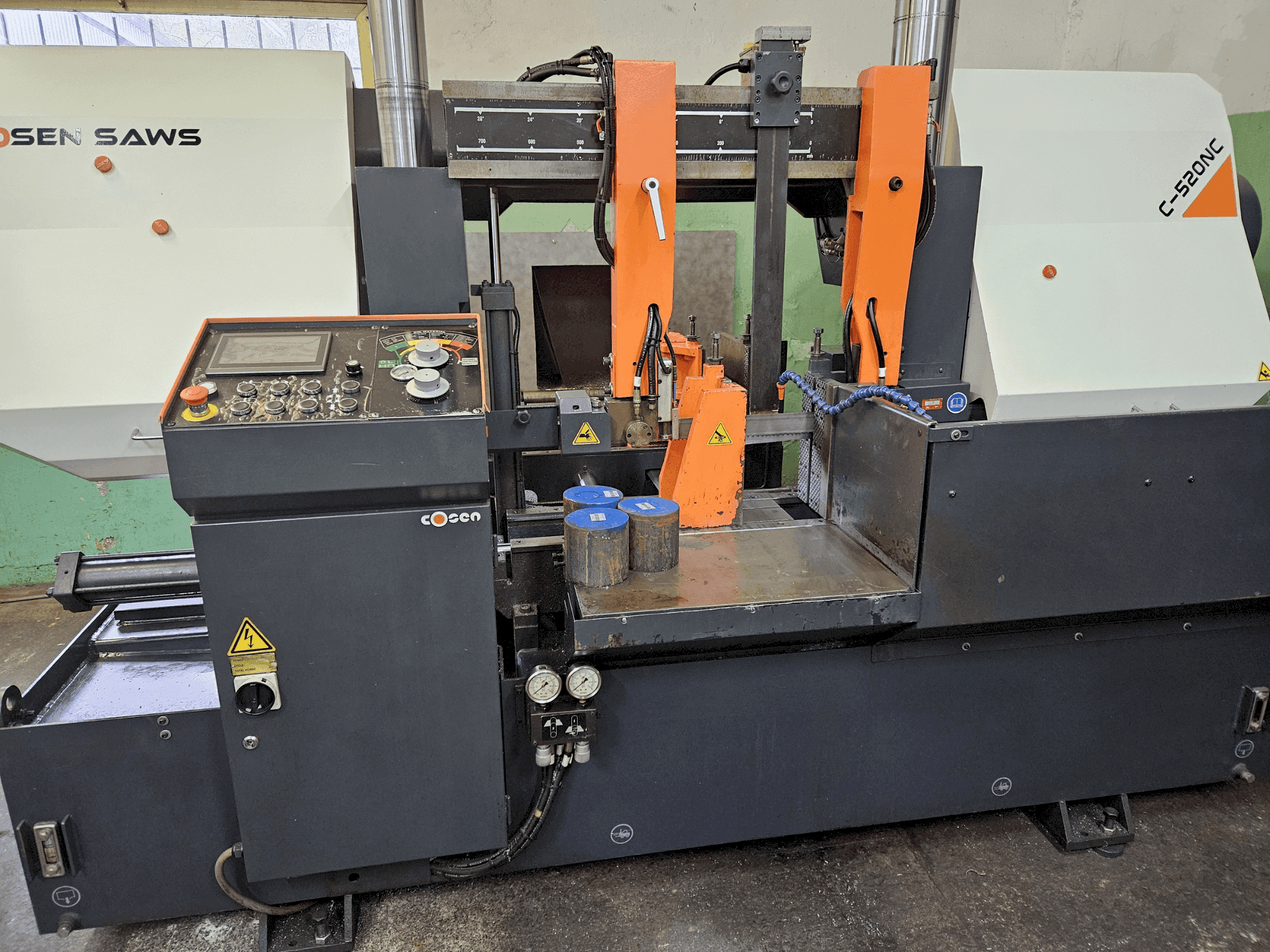 Frontansicht der Cosen C-520CNC Maschine