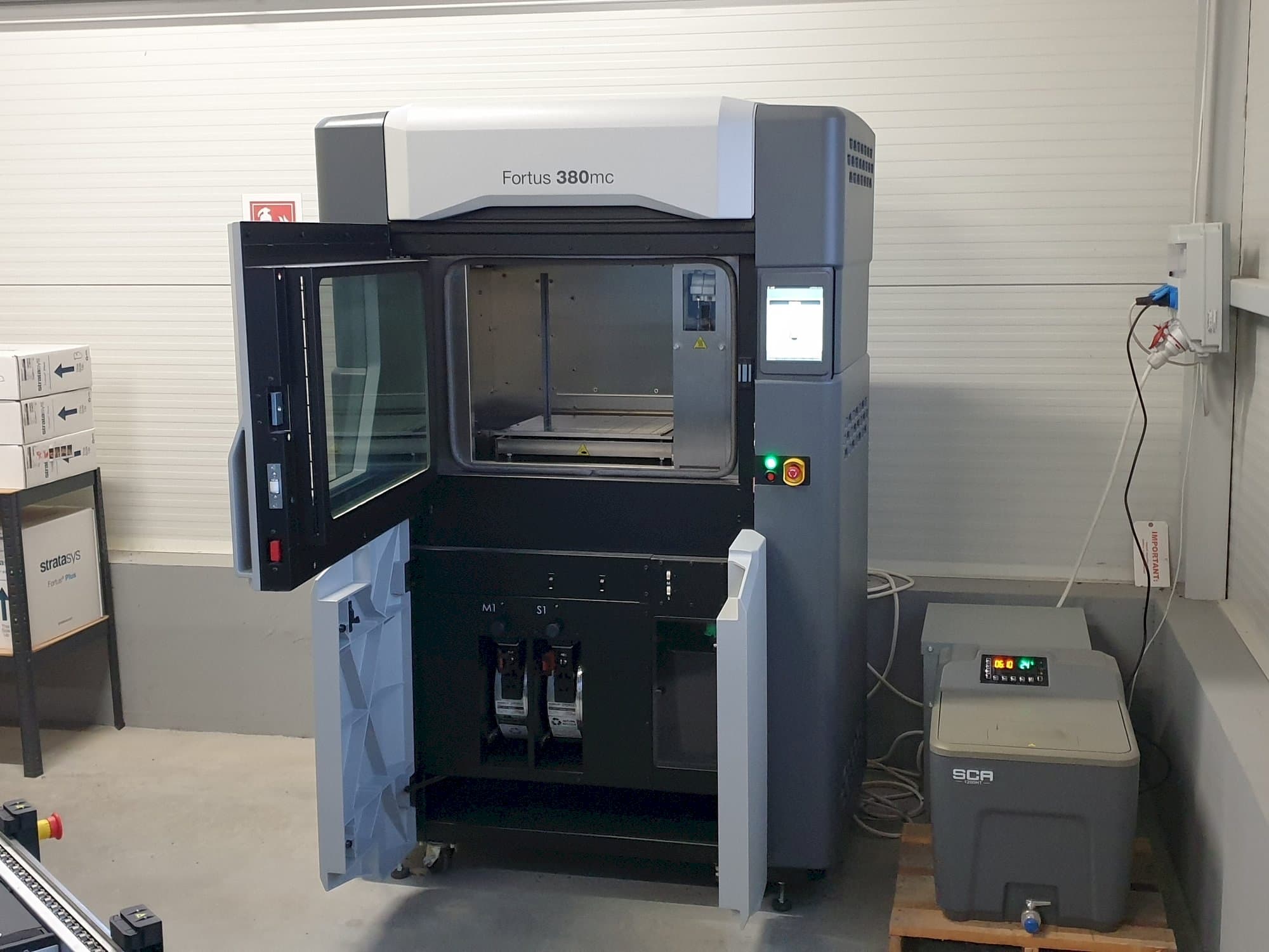 Frontansicht der Stratasys Fortus 380mc  Maschine