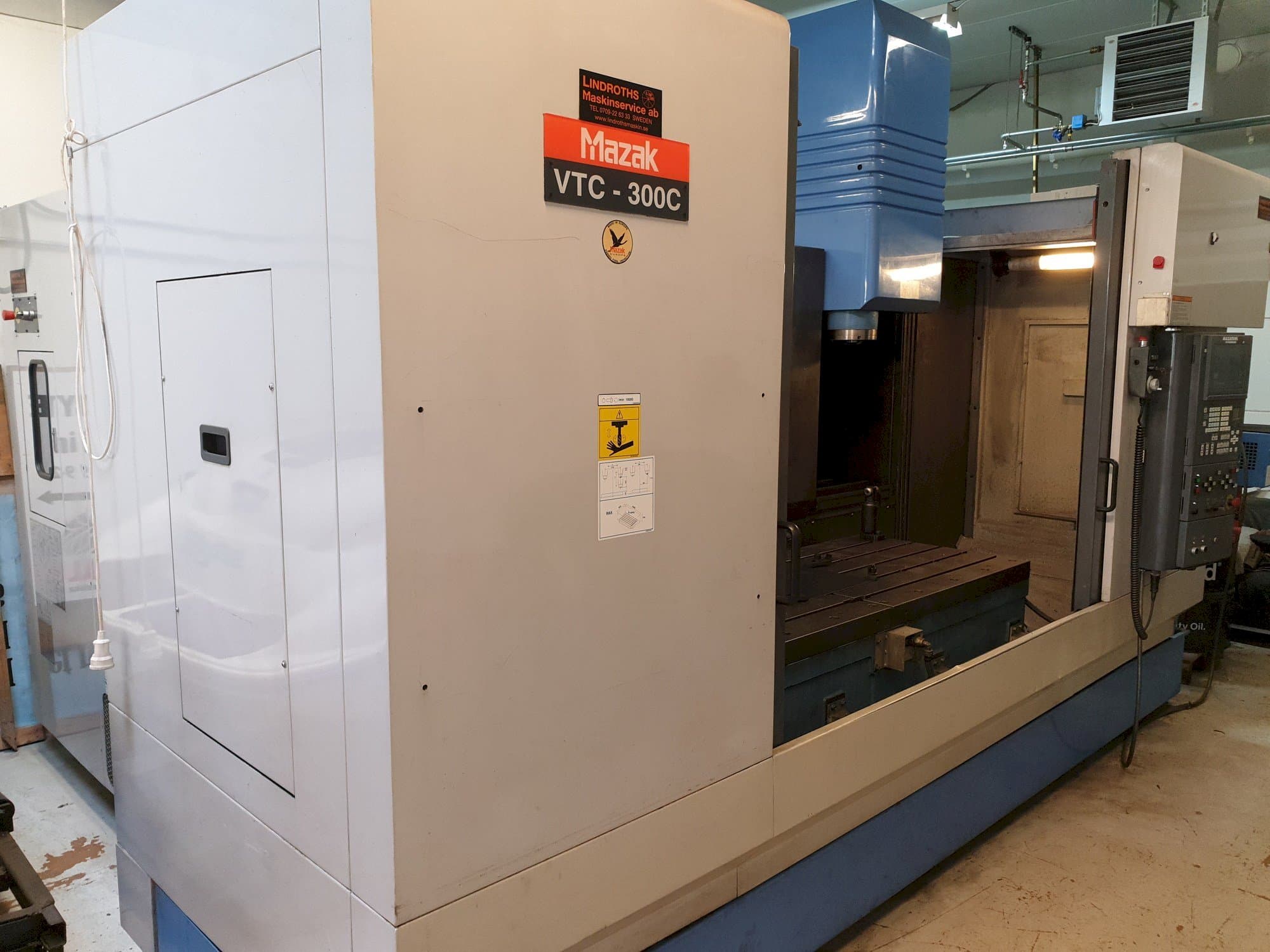 Linke Seitenansicht der Mazak VTC-300C Maschine