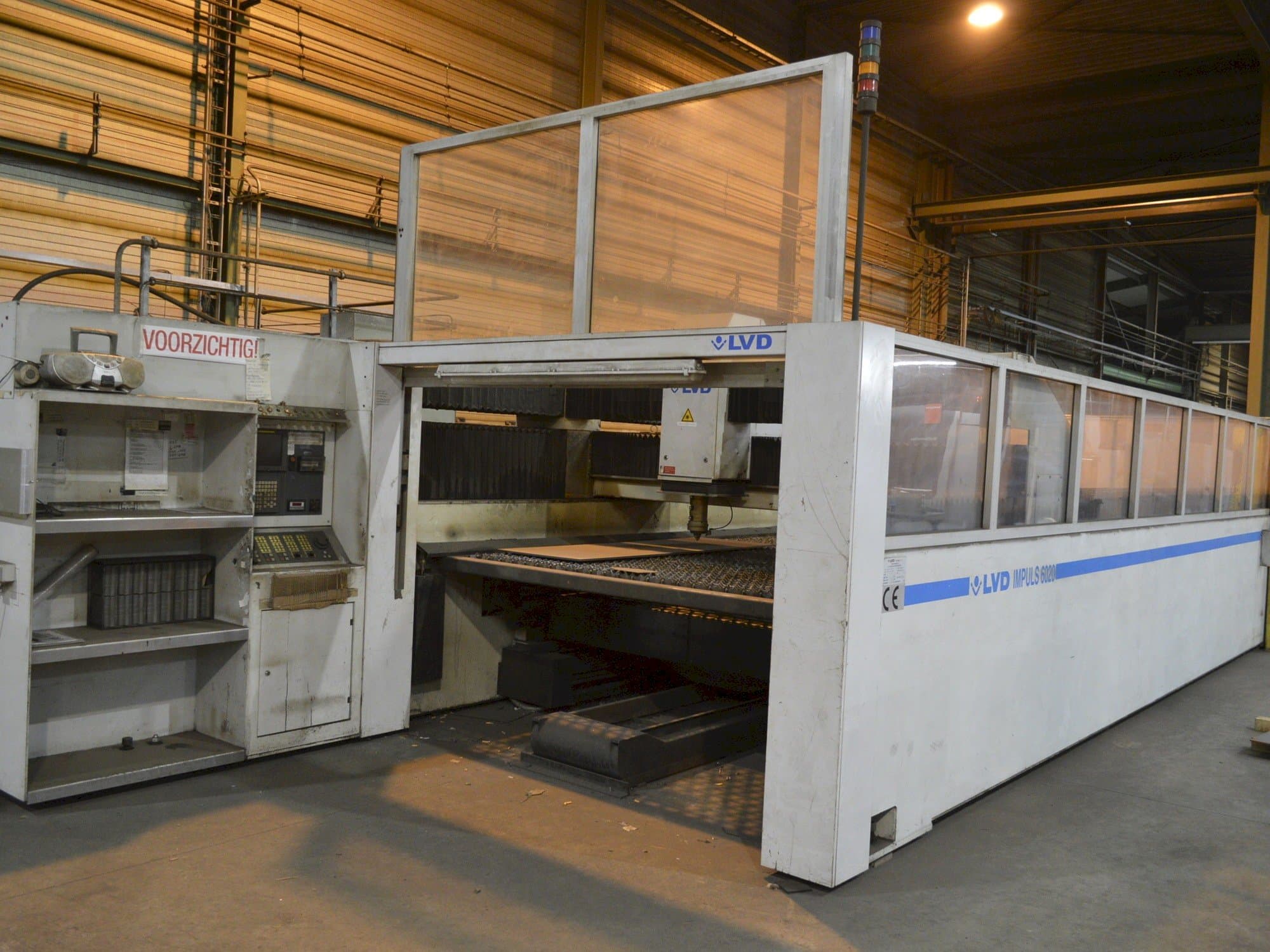 Frontansicht der LVD IMPULS 6020 Maschine