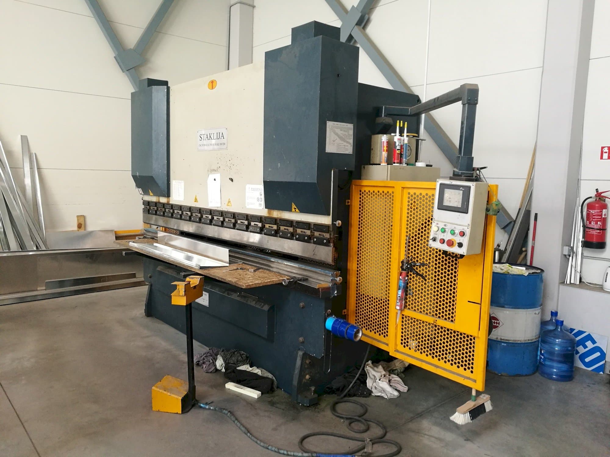 Frontansicht der Staklija WC67K-100x3200  Maschine