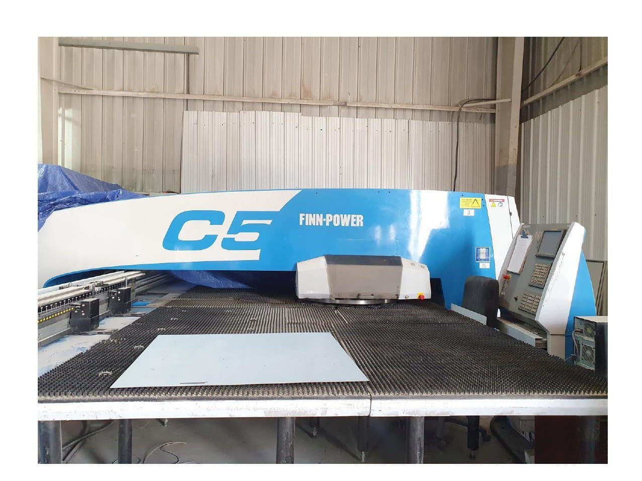 Frontansicht der Finn-Power C5 Maschine