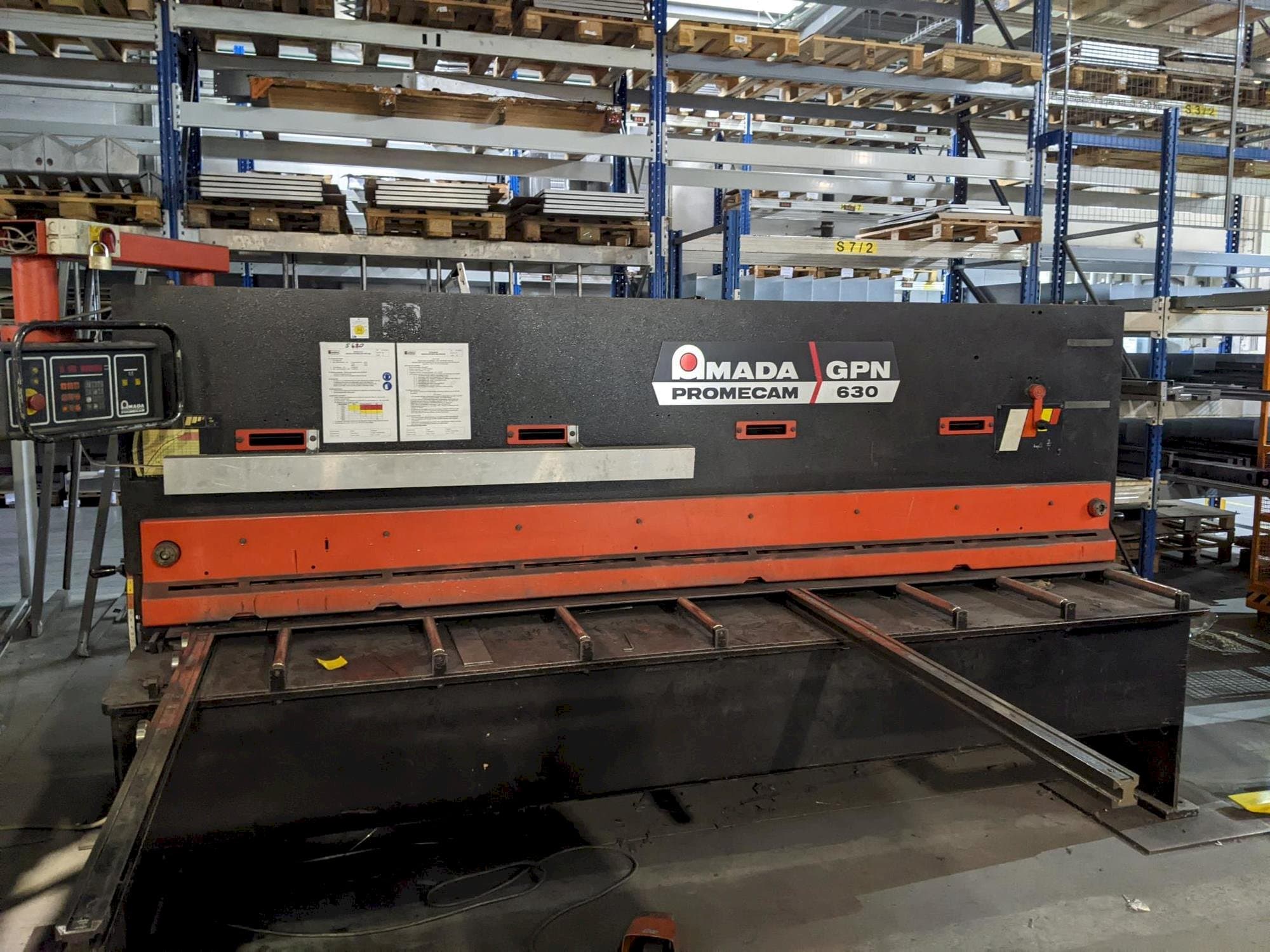 Frontansicht der AMADA Promecam Gpn 630 Maschine