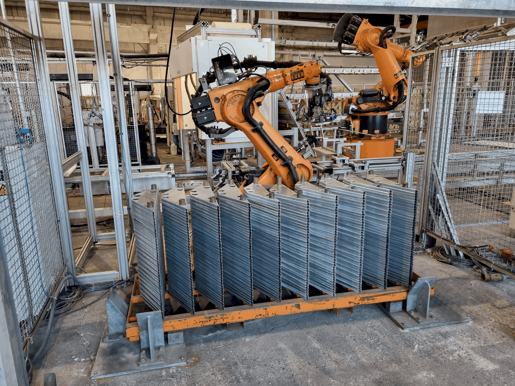 Frontansicht der KUKA KR 360 L280-2  Maschine