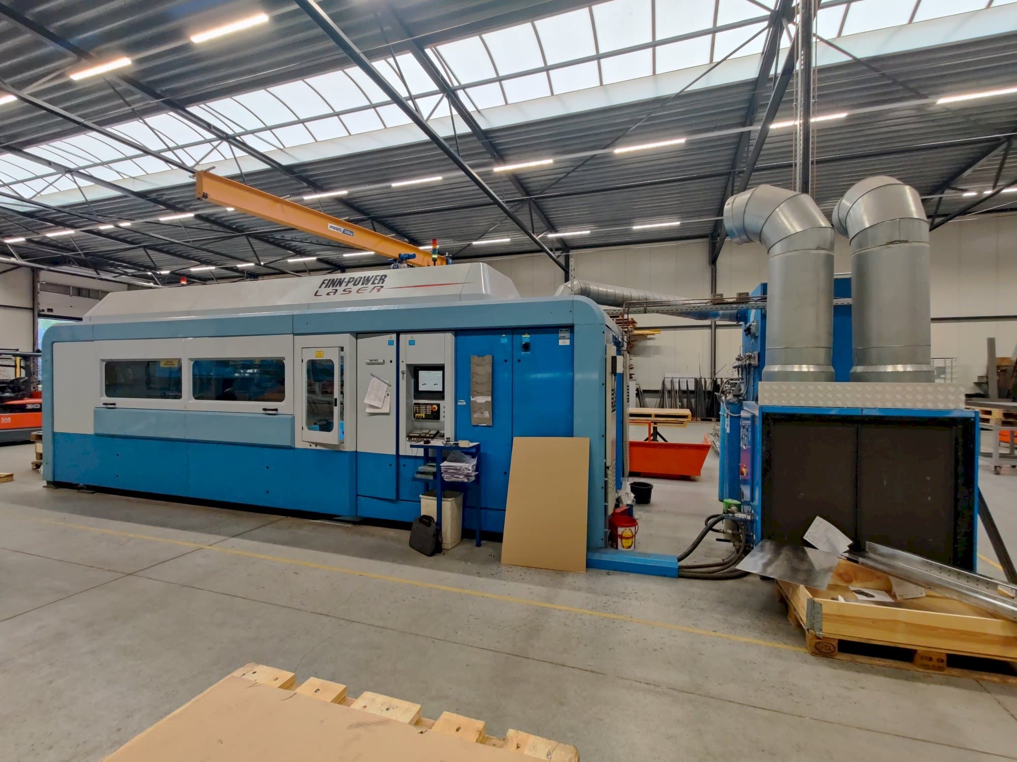 Frontansicht der Finn-Power FPL6-B  Maschine