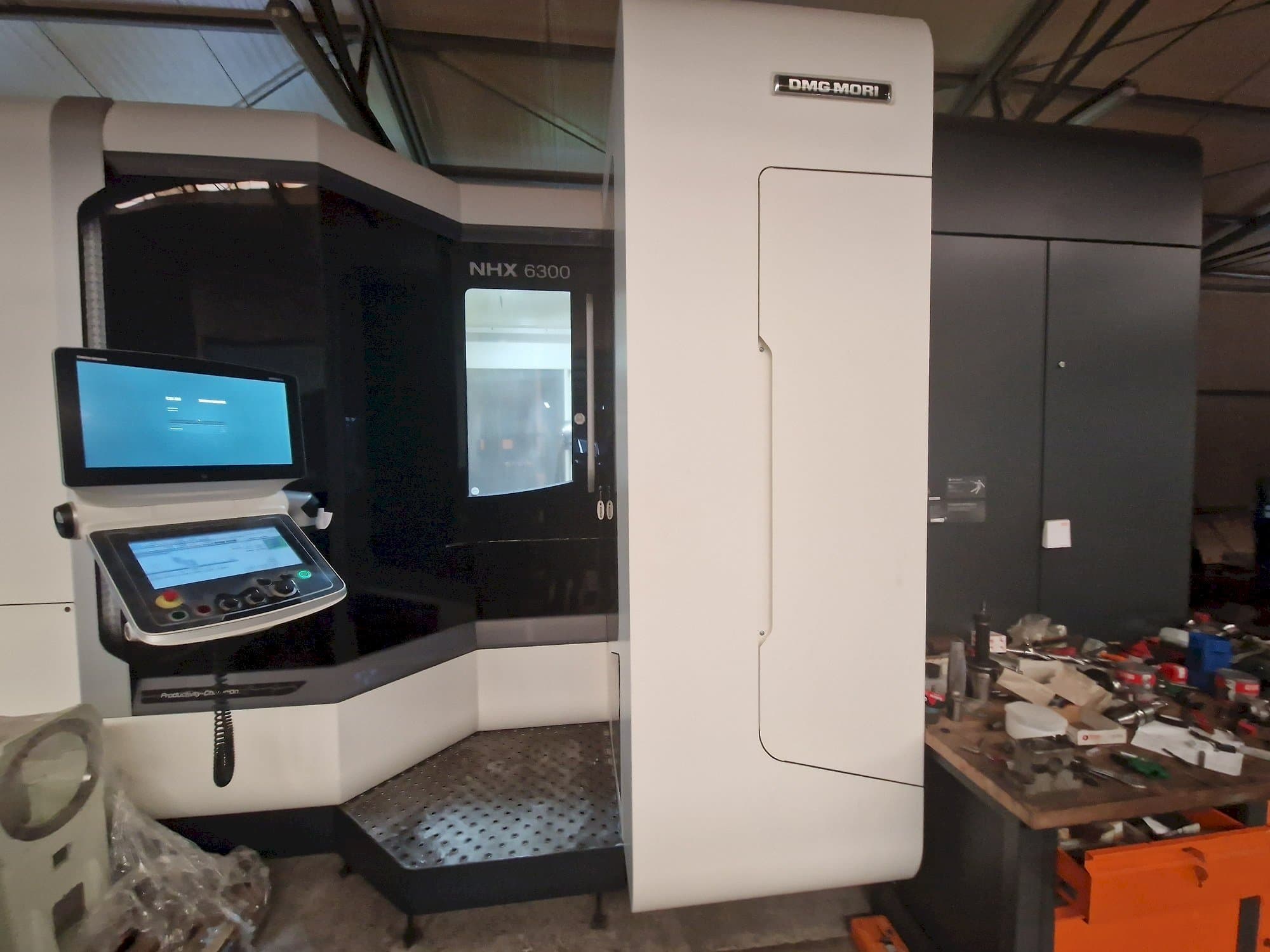 Frontansicht der DMG MORI NHX6300 Maschine