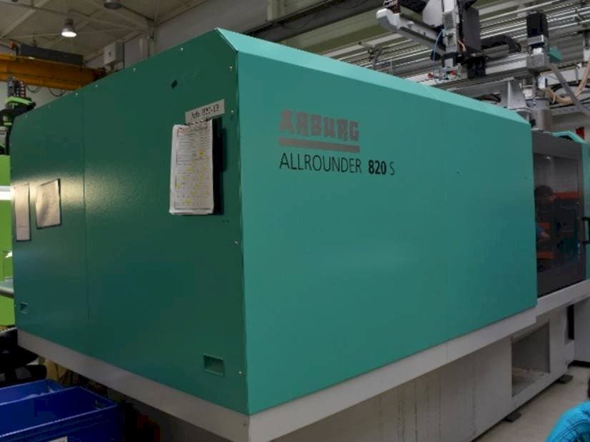 Frontansicht der Arburg Allrounder 820 s 4000 - 800 Maschine