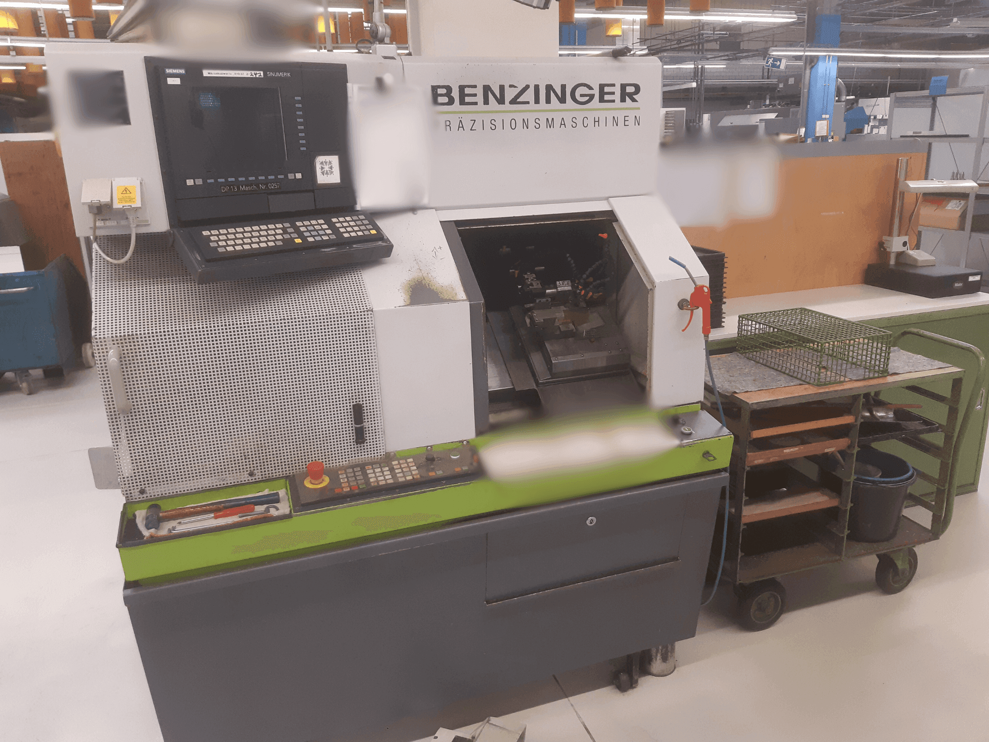 Frontansicht der Benzinger TNC-L Maschine