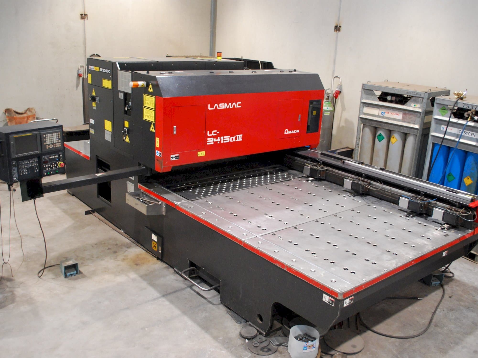 Frontansicht der AMADA LC 2415 Alpha III Maschine