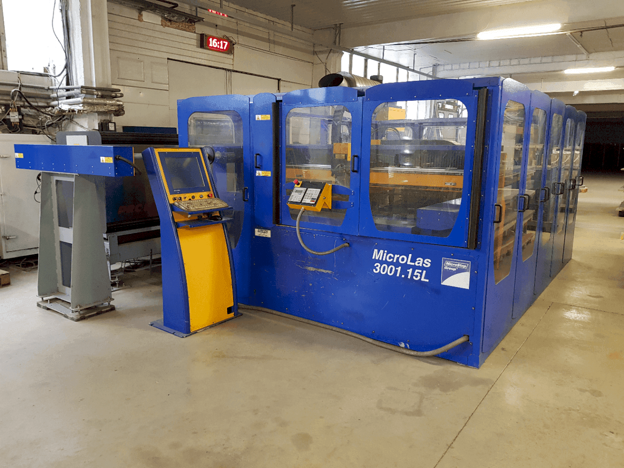 Frontansicht der MicroStep MicroLas 3001.15L Maschine