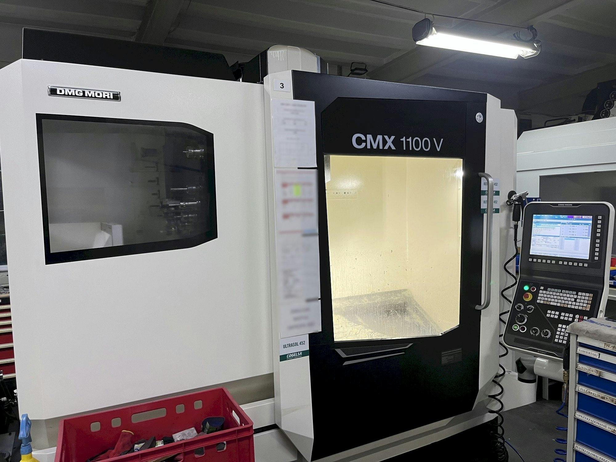 Linke Seitenansicht der DMG MORI CMX 1100 V  Maschine