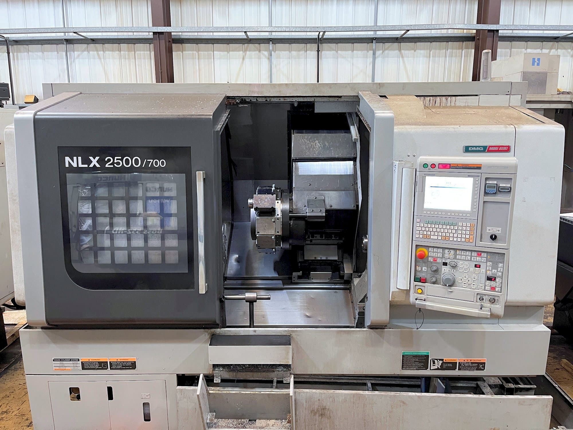 Frontansicht der MORI SEIKI NLX2500Y-700  Maschine