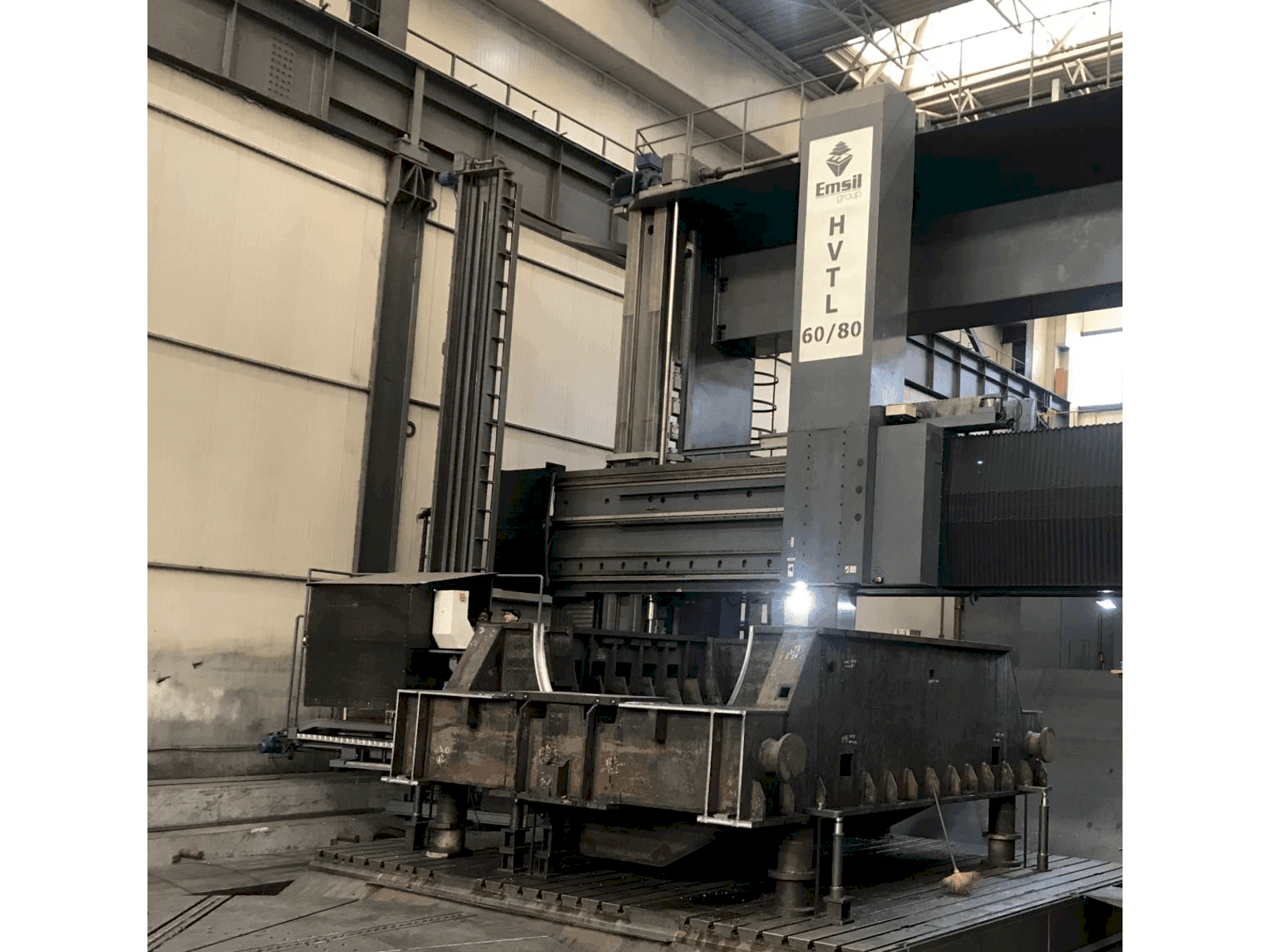 Frontansicht der Emsil HVTL 60/80 Maschine