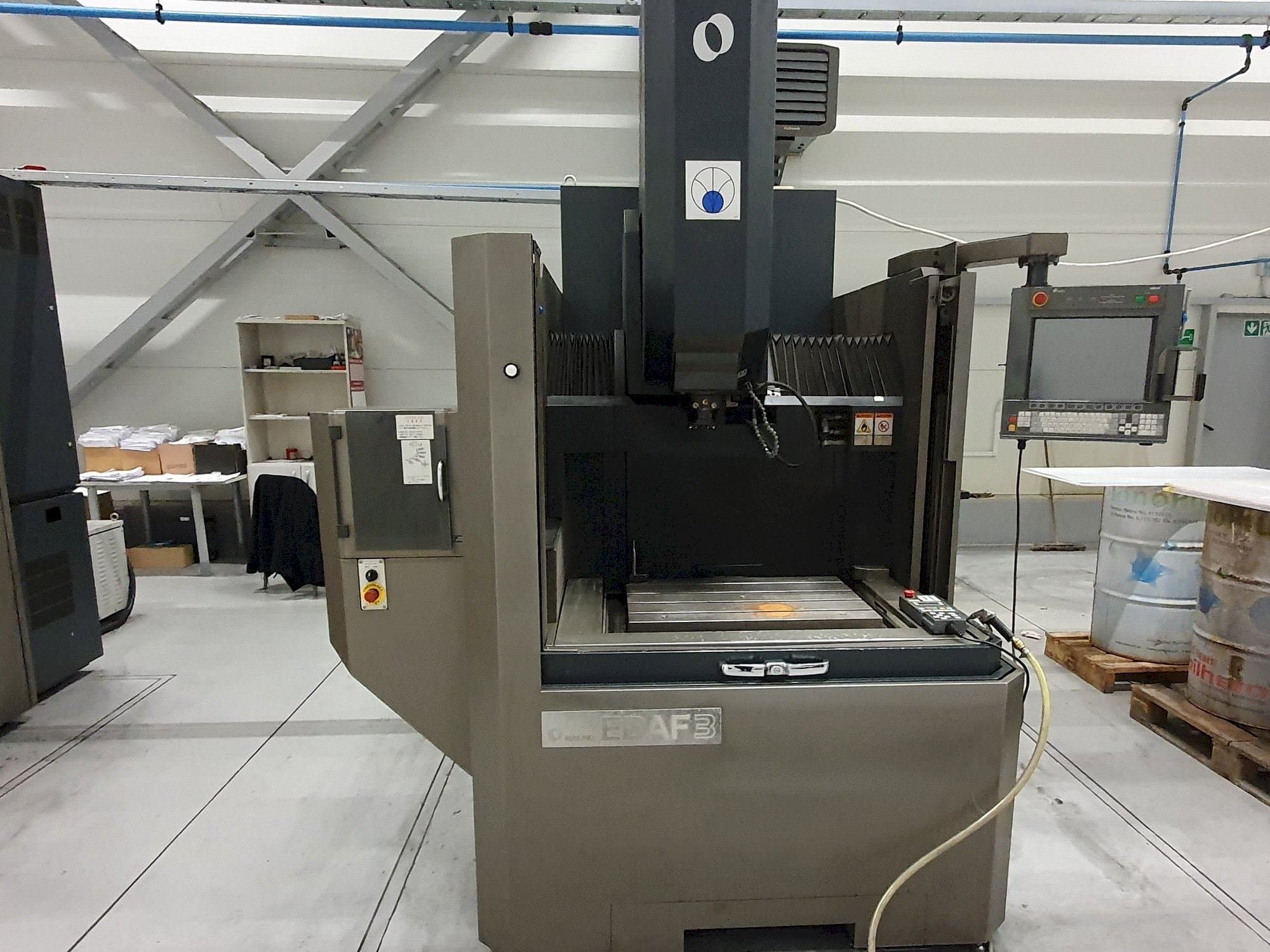 Frontansicht der Makino EDAF3  Maschine