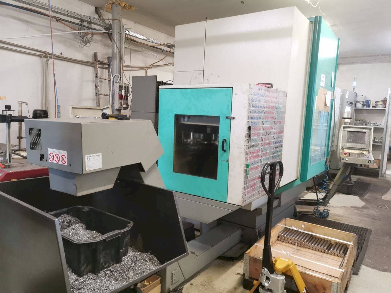 Frontansicht der DECKEL MAHO 70 V  Maschine