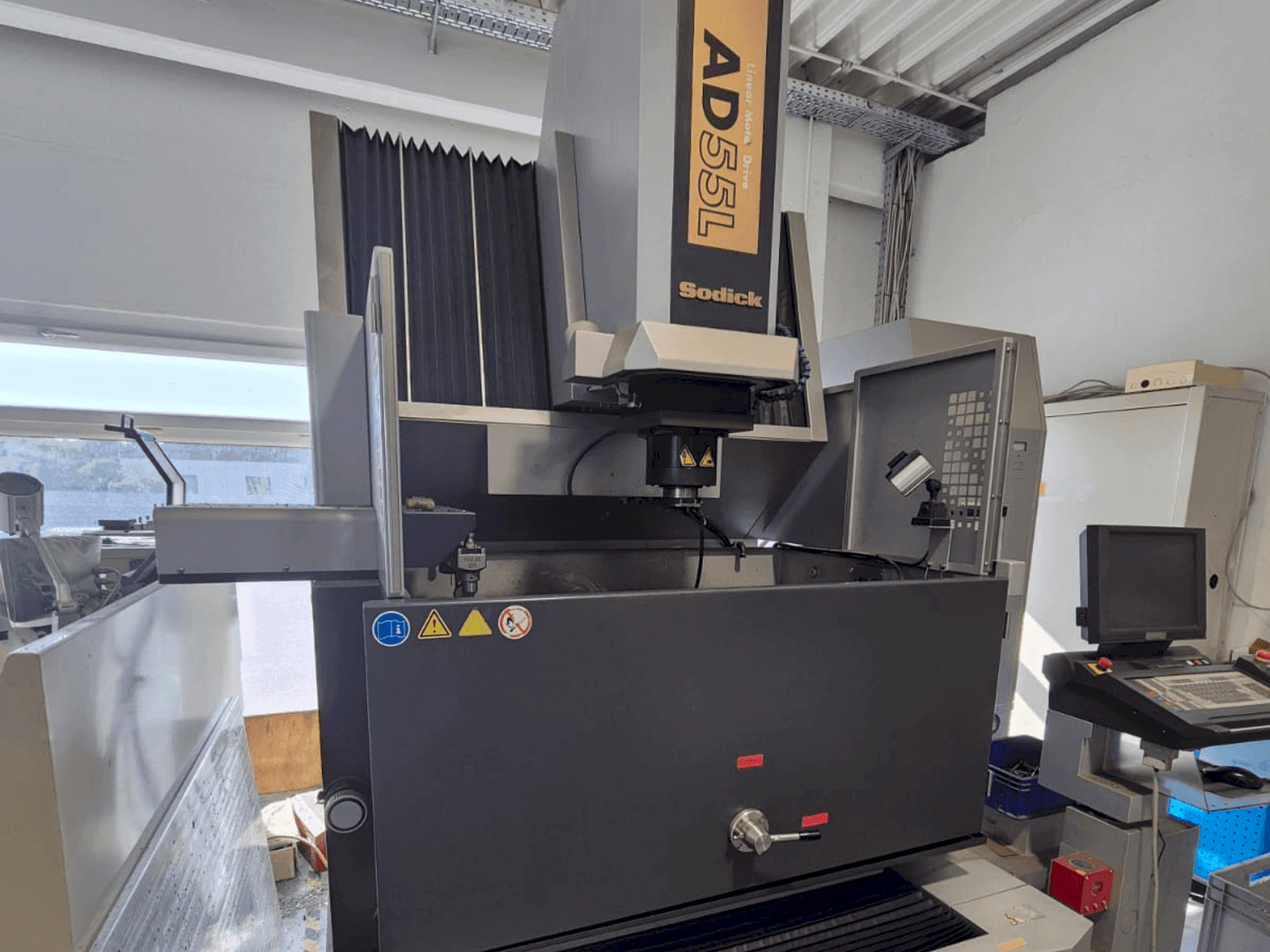 Frontansicht der Sodick AD 55 L Maschine