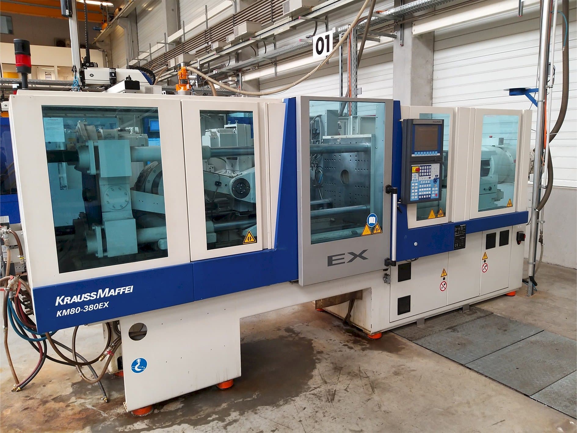 Frontansicht der Krauss Maffei 80-380 Ex Maschine