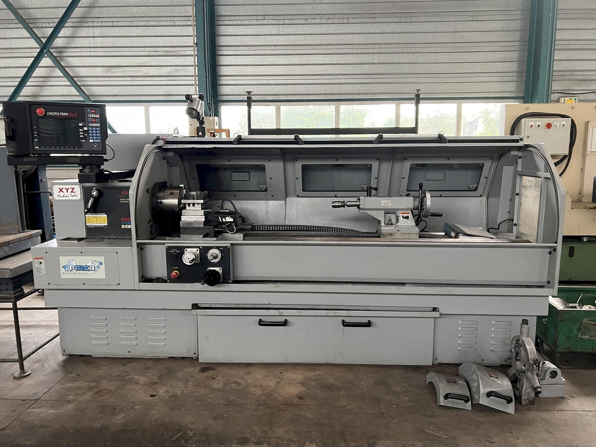 Frontansicht der XYZ PROTURN SLX 425-2M Maschine