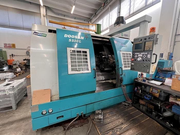 Frontansicht der Doosan S550L  Maschine
