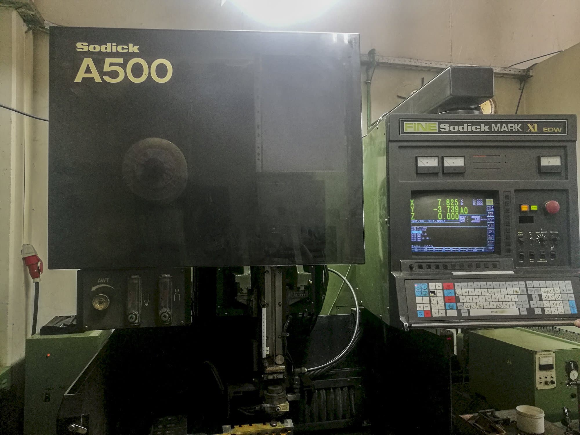 Frontansicht der Sodick A500 Maschine