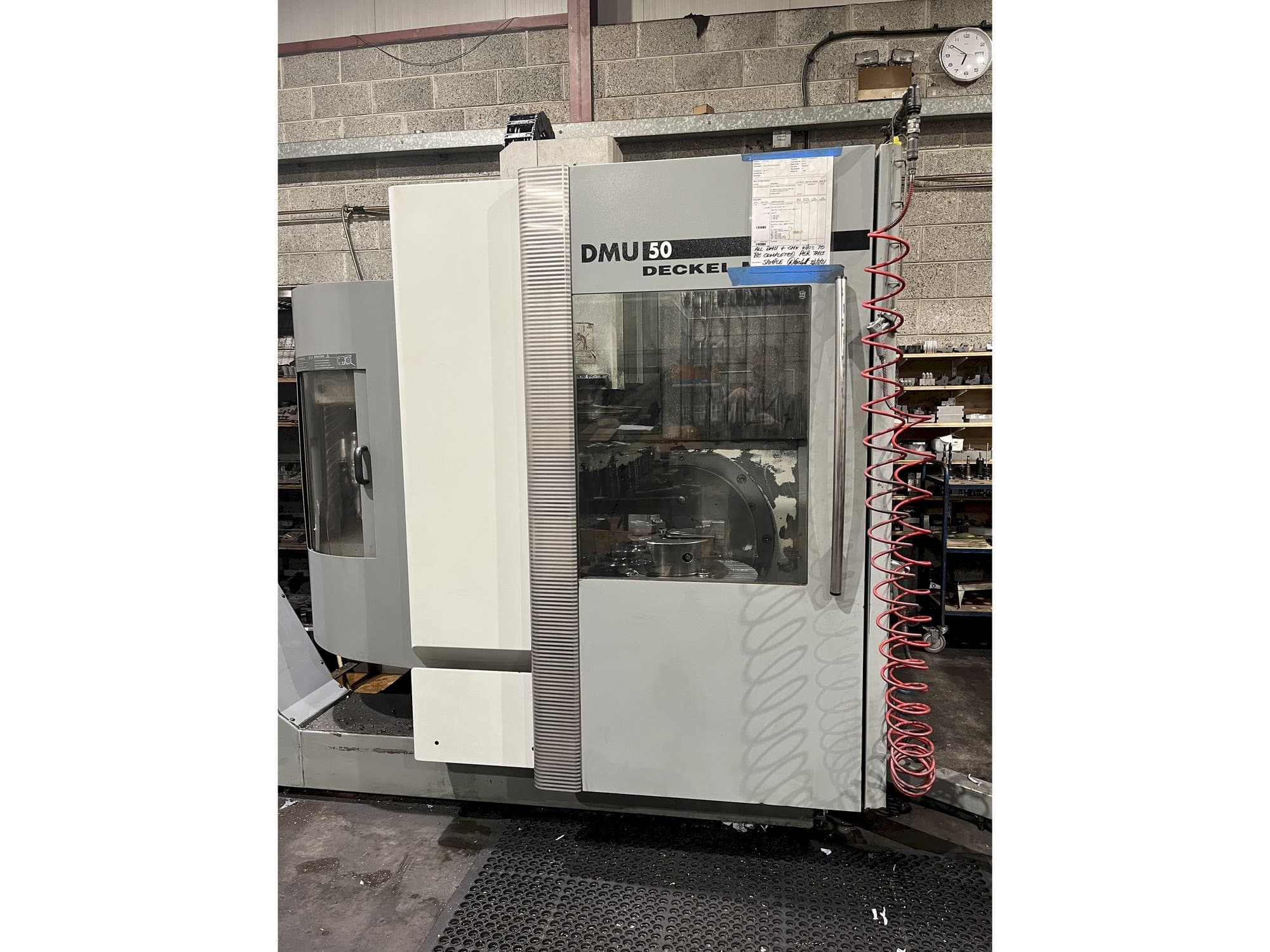 Frontansicht der DECKEL MAHO DMU 50 Maschine