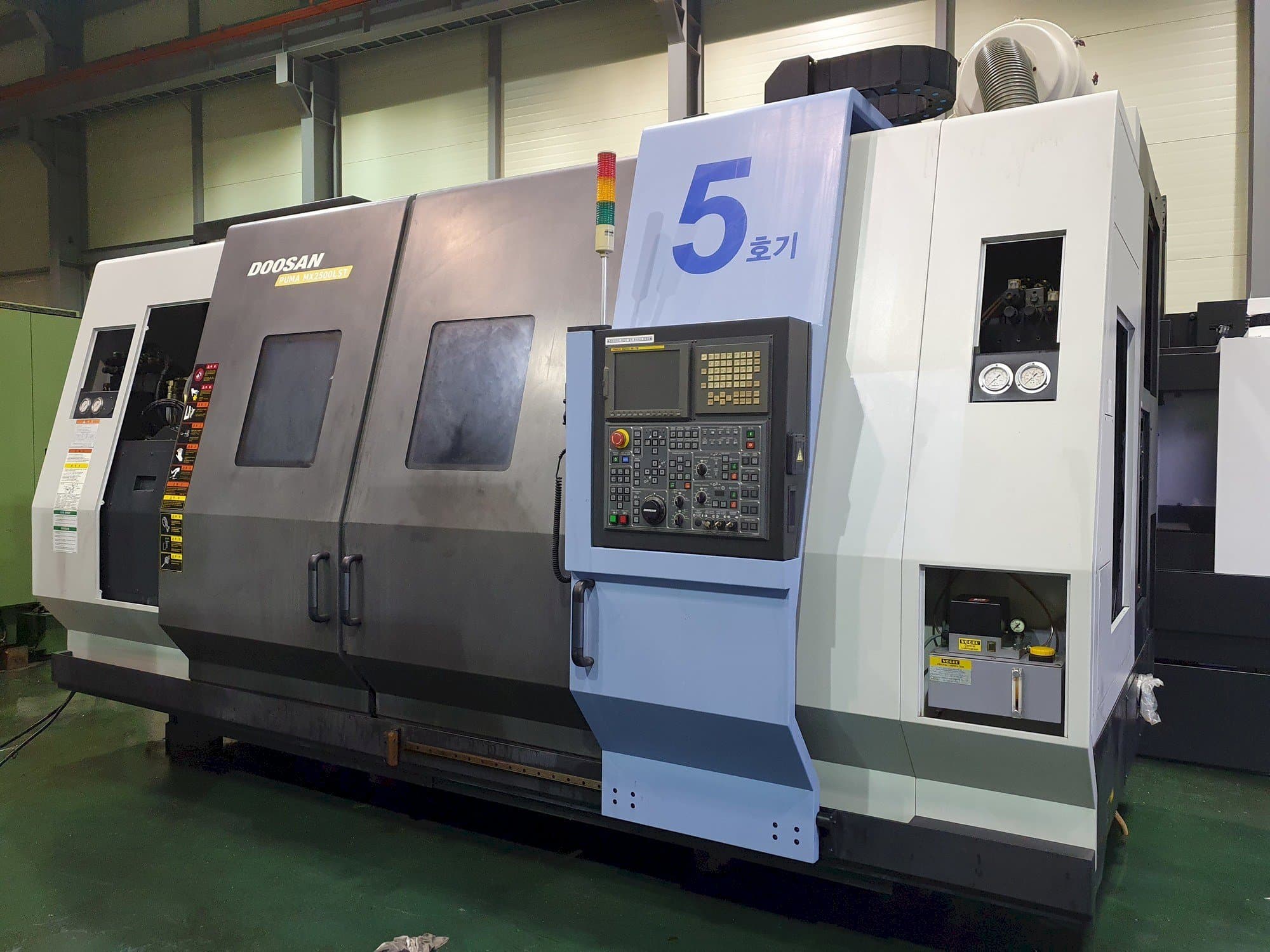 Frontansicht der Doosan Puma MX2500LST  Maschine