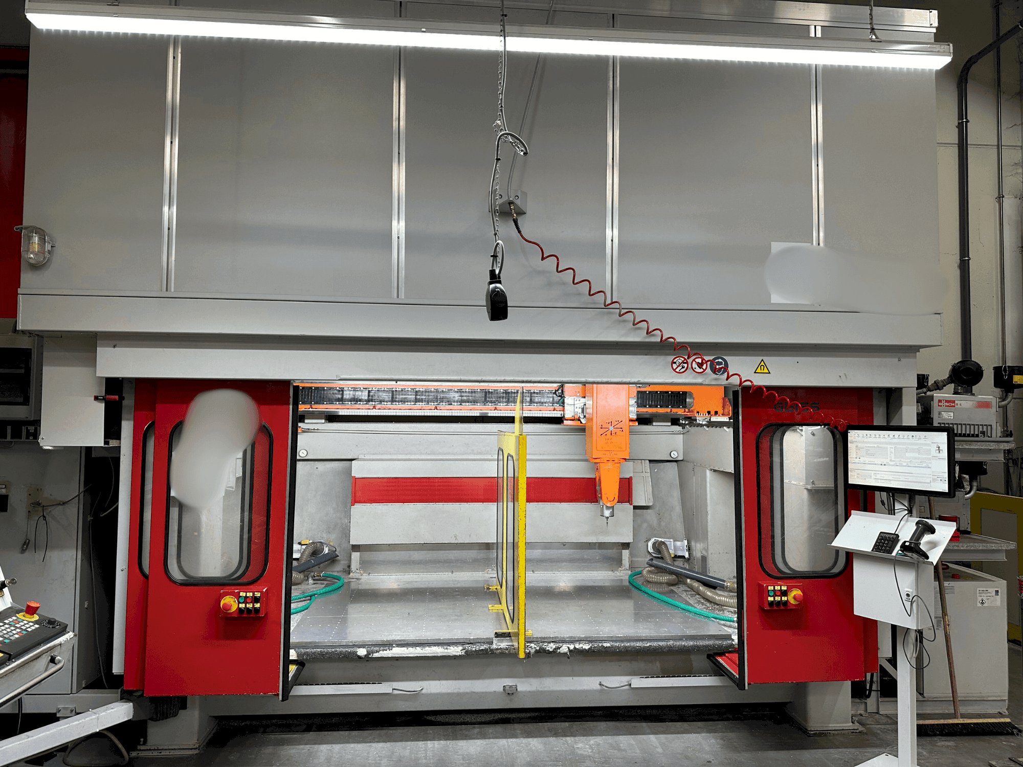Frontansicht der GEISS 2000 x 1000 LIN Maschine